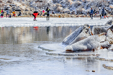 冬のくじゅう連山　部分凍結した御池　大分県玖珠郡　Kuju renzan in winter Partially frozen pond Ooita-ken Kusu-gun
