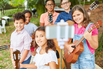 Kinder aus dem Gitarrenkurs machen ein Selfie