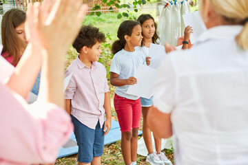 Publikum spendet Applaus für den Kinderchor