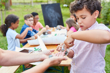 Kinder in der Sommerschule im Nachhilfecamp