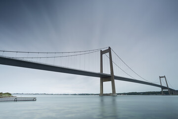 Obraz premium bridge architecture with blue water