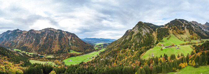 Ausblick auf das Tal der Trettach und den Weiler Gerstruben an einem herbstlichen Oktobertag