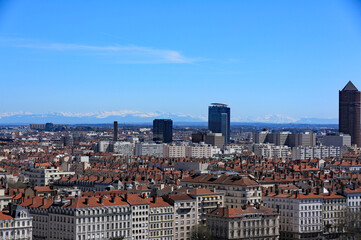 Obraz premium Chaine des alpes enneigée derrière la ville de Lyon