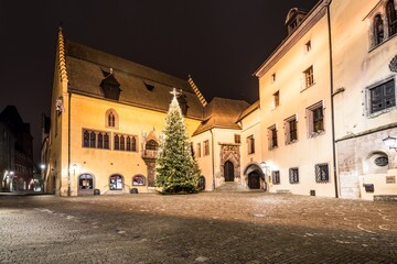 Rathausplatz in Regensburg nachts mit beleuchteten Weihnachtsbaum vor dem alten historischen Rathaus, Deutschland 2020