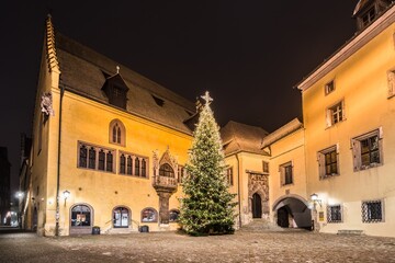Rathausplatz in Regensburg nachts mit beleuchteten Weihnachtsbaum vor dem alten historischen Rathaus, Deutschland 2020