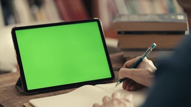 Taking notes while looking at digital tablet screen