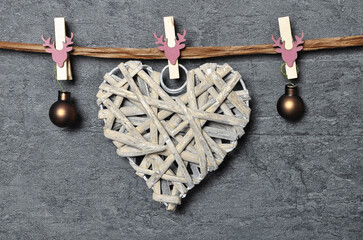 Hintergrund mit Weihnachtsbaumschmuck und Holzklemmen