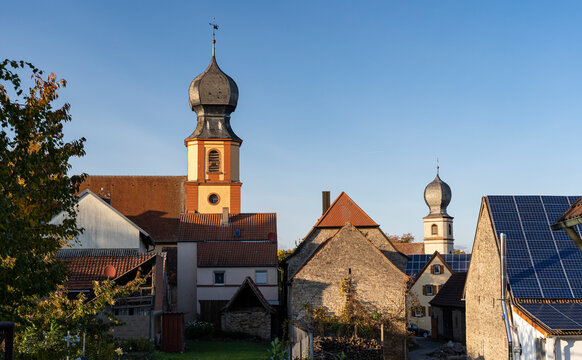 Kirche St. Nicolai und Nikolauskirche in Neuses am Berg an der Volkacher Mainschleife, Stadt Dettelbach, Landkreis Kitzingen, Unterfanken, Bayern, Deutschland
