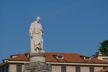 Fototapeta na wymiar Il monumento ad Alessandro Volta nell'omonima piazza di Como, Lombardia, Italia.