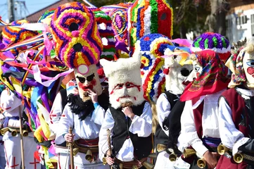 Fototapete Karneval Bacau, Rumänien - 28. Dezember 2019: Weihnachtstraditionsfest auf dem Balkan, rumänische Tänzer und Schauspieler in traditioneller und Zigeunerkleidung