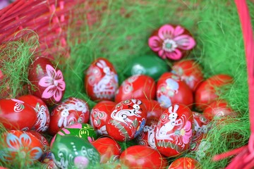 Fototapeta na wymiar Eggs painted on the occasion of the Easter holidays placed in a basket with grass.