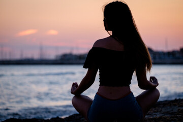 mujer joven practicando yoga, playa de Sa Rapita, Campos, Mallorca, balearic islands, Spain