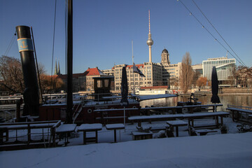 Winter in Berlin; Blick vom Museumshafen über die Spree zum Rolandufer