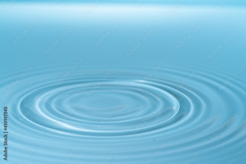 Wall mural drop of water drop to the surface. waves on the surface of the water from a collision