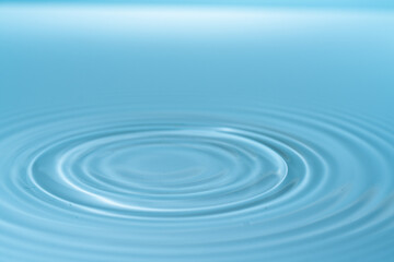 Drop of water drop to the surface. Waves on the surface of the water from a collision