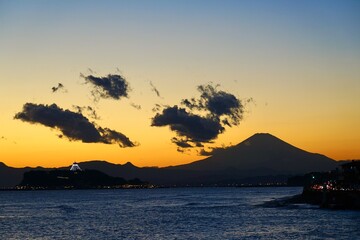 輝く江の島と富士山

