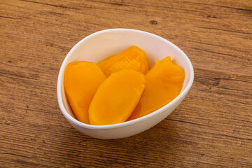 Sweet mango slices in syrop