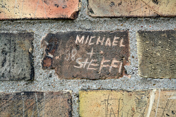 in stein geritzte namen