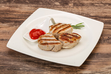 Grilled pork medallion with sauce