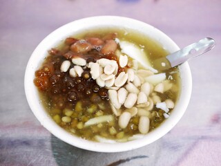 台湾スイーツの豆花（ピーナッツ・タピオカ・緑豆）