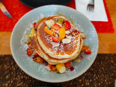 pankakes with fruits and maple syrup