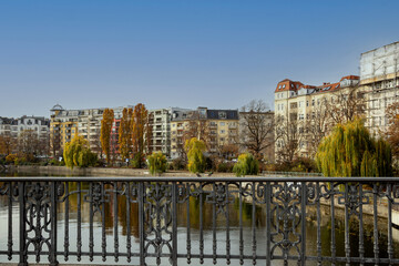 Blick von der Spreebrücke in Berlin Moabit auf die Spree