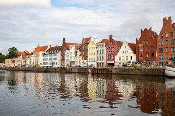Fototapeta na wymiar Häuserzeile am Lübecker Hafen