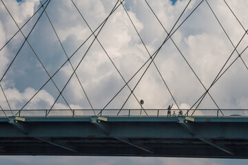 Detail der Fehmarnsundbrücke mit einer winkenden Frau