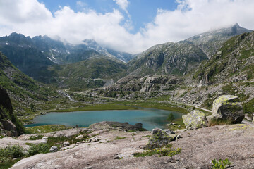 Naklejka na ściany i meble Bellissima vista panoramica dal sentiero che porta ai laghi Cornisello nella Val Nambrone in Trentino, viaggi e paesaggi in Italia