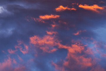 Coucher de soleil au ciel bleu nuit et nuages oranges. Lumière de ciel nuageux et orageux annonçant la pluie..
