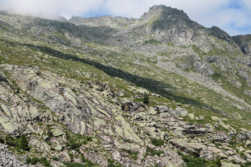 Bellissima vista panoramica sulle montagne dal sentiero che porta ai laghi Cornisello nella Val Nambrone in Trentino, viaggi e paesaggi in Italia