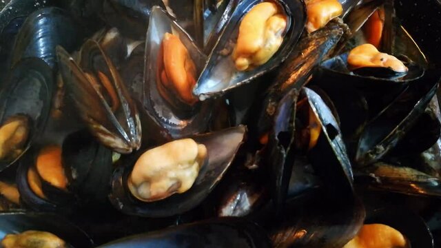 Video of mussels cooked in the pot