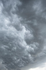Obraz premium Ciel d'orage aux nuages gris annonçant un ouragan et le mauvais temps en novembre dans les Cévennes en France.