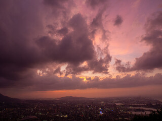 夕闇の中浮かび上がる小倉区の夜景