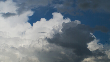 Ciel envahi de cumulonimbus, durant une traîne active.  De nombreuses giboulées, parfois orageuses, se succèdent