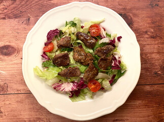 Grilled beef meat strips with cherry tomatoes, mixed salad and vinaigrette.