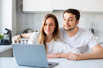 Photo of a couple having an online consultation with a family psychologist.