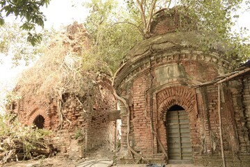 Naklejka premium neglected ruined temples at baro ras bari complex, chetla, kolkata