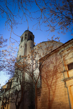 puesta de sol y vista de una iglesia en ubeda