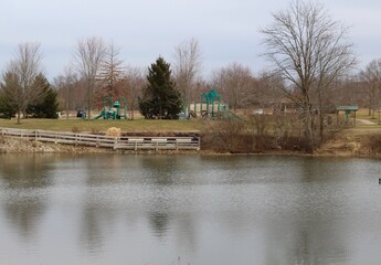 Fototapeta premium A peaceful lake in the park on a winter day.
