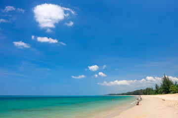 Fototapeta na wymiar Beautiful beach with blue sky at Mai khao beach, Phuket, Thailand.