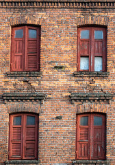 Vier Fenster in einem alten Backsteingebäude