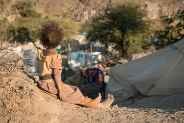 A Yemeni girl lives with her family in a camp for displaced people fleeing the hell of war 