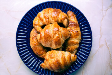 desayuno con croissants