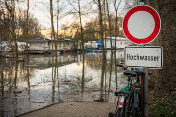 Schild Hochwasser an Straßensperrung
