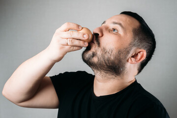 Obraz premium a man drinks a raw egg, healthy food and diet