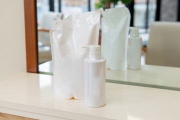 シャンプー＆トリートメントのボトルと詰め替え用パック