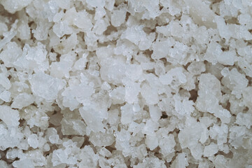 Close up sur des grains de gros sel de cuisine - Arrière plan texturé teintes de blanc gris