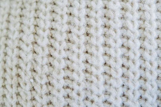 Gros plan sur des mailles tricot&eacute;es en laine beige - Arri&egrave;re plan texture laineuse douce