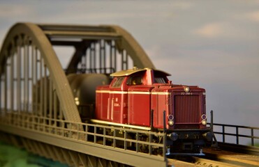 Modelleisenbahn auf einer Bogenbrücke, Modellbahn, Lokomotive, Brücke, Bogenbrücke, Stahlbrücke, Diesellok, Rangierlok, Gleise, Stahlträger,
